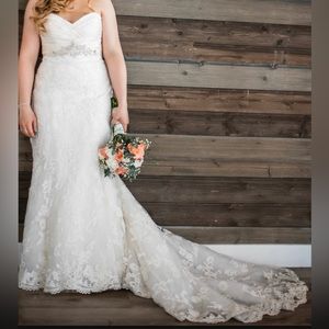 Elegant lace wedding dress with train! Medium